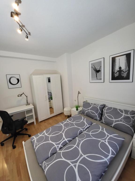 1 dormitorio con 1 cama grande y escritorio en Apartment nähe Düsseldorf Messe Expo, Airport, Train Station, en Duisburg