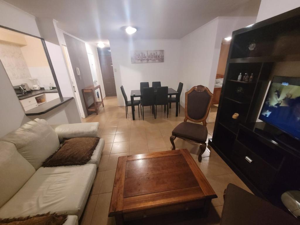 sala de estar con sofá y mesa en Arriendo Departamento Diario en Copiapo, en Copiapó