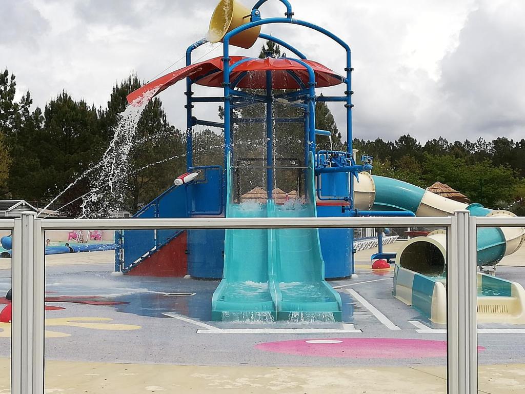 Bazén v ubytování Sbvacances TOUT CONFORT 2ch et 1sdb, environnement CALME et VERDOYANT dans camping 4 étoiles nebo v jeho okolí