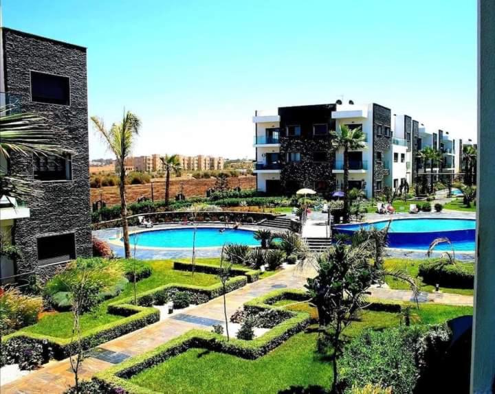 uma vista para um resort com duas piscinas em Garden Bay - Appartement en bord de mer em Tamaris