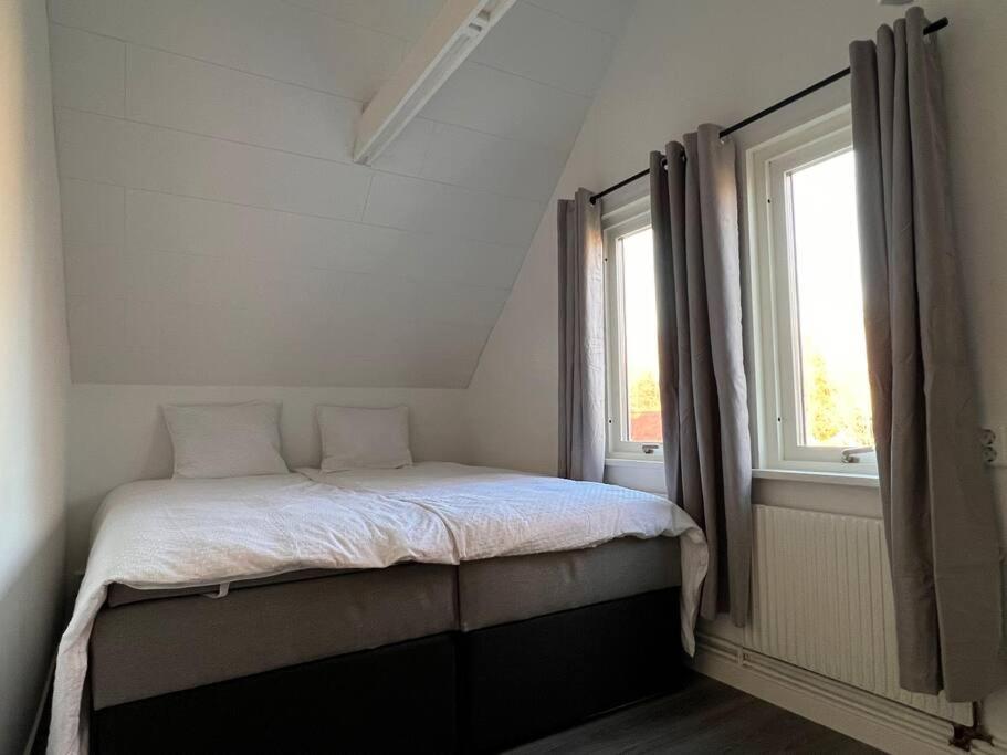 Postel nebo postele na pokoji v ubytování Lantlig villa i Ljungbyhed