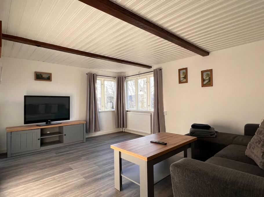 TV a/nebo společenská místnost v ubytování Lantlig villa i Ljungbyhed