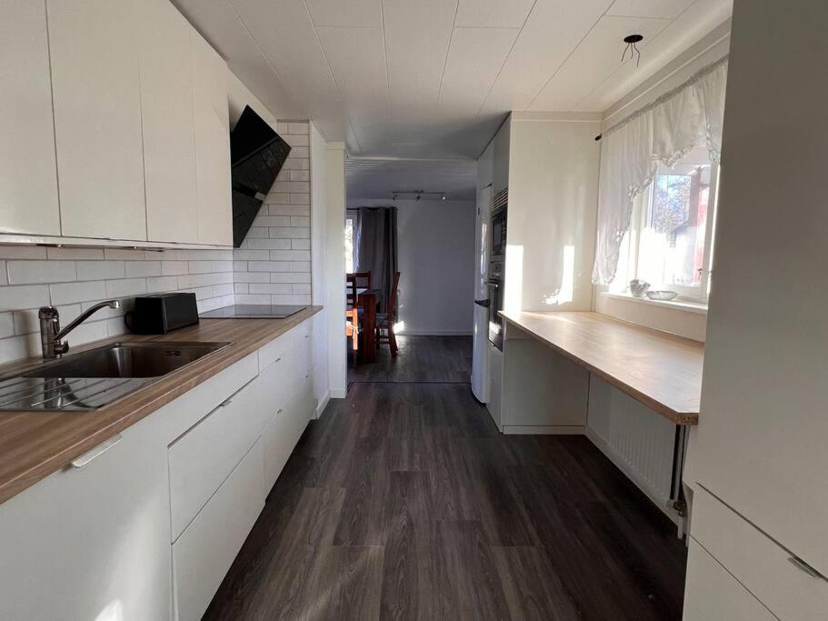 Kuchyň nebo kuchyňský kout v ubytování Lantlig villa i Ljungbyhed