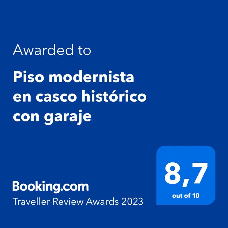 Piso modernista en casco histórico con garaje - Apartment