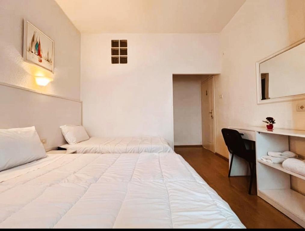 Letto o letti in una camera di Tirana Central GuestHouse
