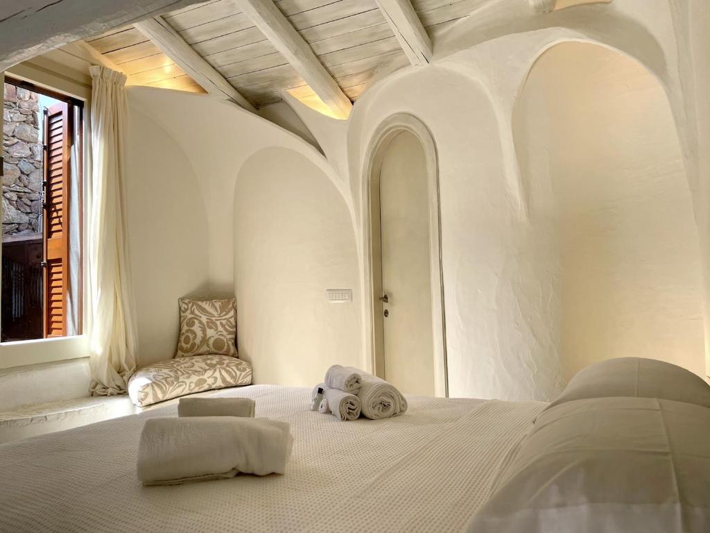 a bedroom with a bed with two stuffed animals on it at SAN TEODORO PUNTA EST FANTASTICO TRILOCALE VISTA MARE in Capo Coda Cavallo