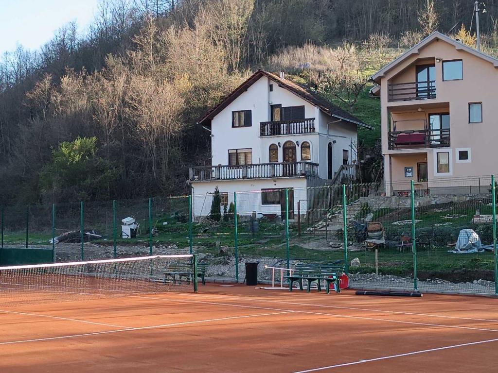 Kuršumlijska banja apartman 부지 내 또는 인근에 있는 테니스 혹은 스쿼시 시설