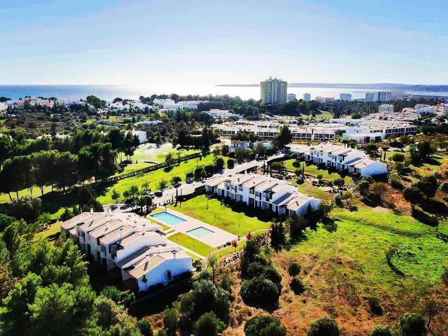 uma vista aérea de um parque com tendas e edifícios em Golf Villa Alvor By CORAL em Alvor