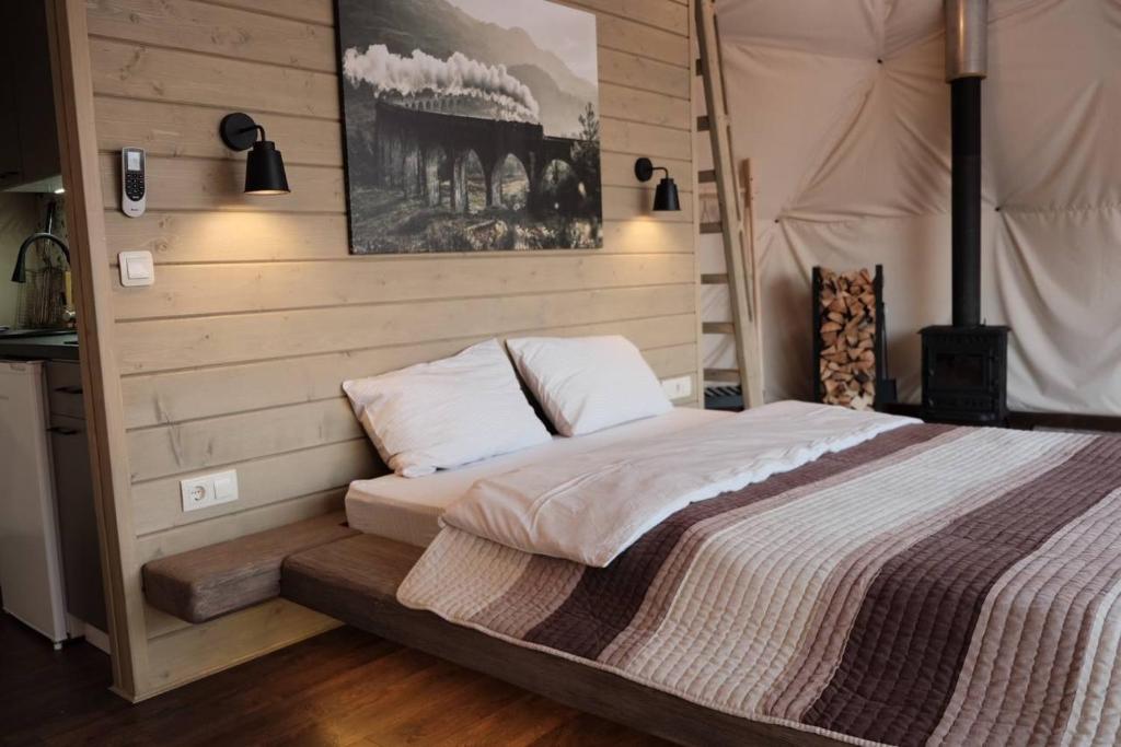 Postel nebo postele na pokoji v ubytování SlavskoGlamping