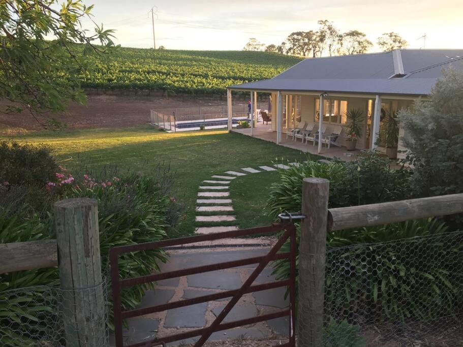 克莱尔O'Briens of Clare - Stylish Pet Friendly Vineyard Accommodation的通往带花园的房子的大门