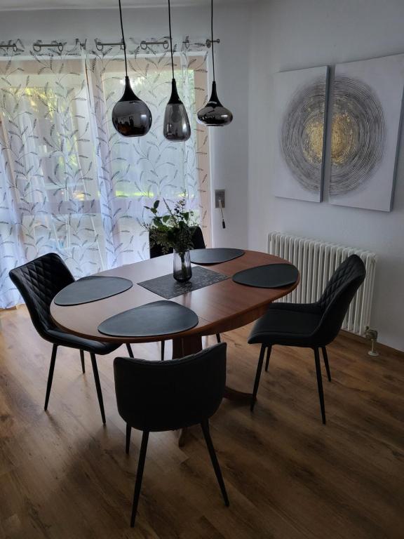 uma mesa de jantar e cadeiras num quarto em Ferienwohnung am Bodensee em Tettnang