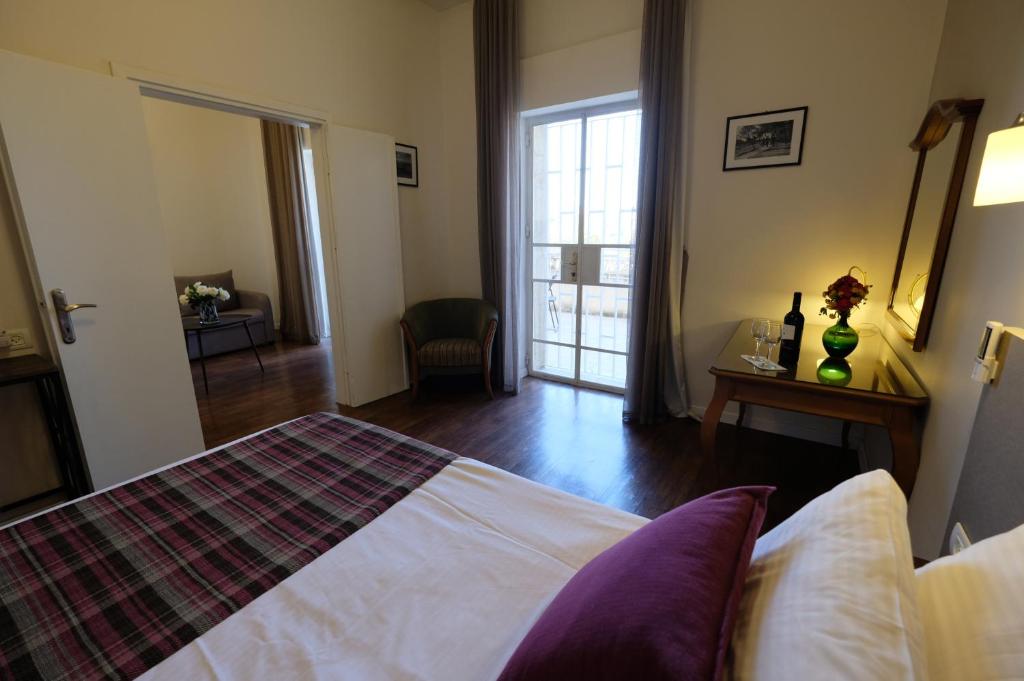 מיטה או מיטות בחדר ב-Scots House Hotel