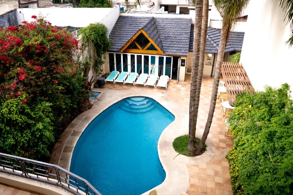 una vista aérea de una piscina frente a una casa en Hotel Copahue en Junín