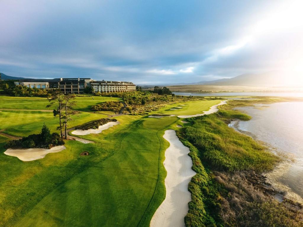 einen Luftblick auf einen Golfplatz neben dem Meer in der Unterkunft Arabella Hotel, Golf and Spa in Kleinmond