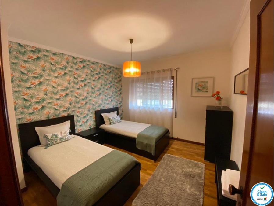 een hotelkamer met 2 bedden in een kamer bij Oporto Cavadas House in Porto