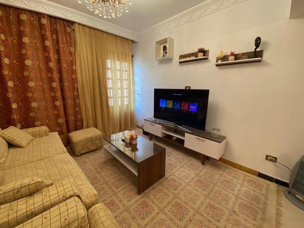 โทรทัศน์และ/หรือระบบความบันเทิงของ Sunny 2BR Apartment in Maadi