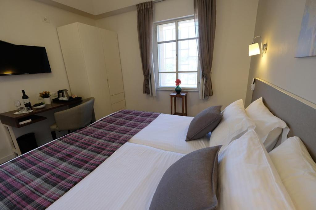 מיטה או מיטות בחדר ב-Scots House Hotel