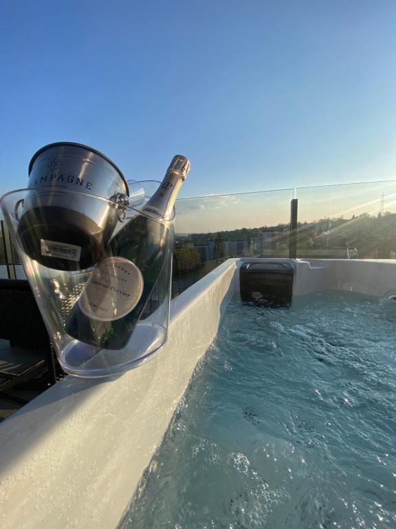 eine Flasche Wein im Whirlpool in der Unterkunft Liège Luxe & Jacuzzi sous les étoiles in Saint-Nicolas