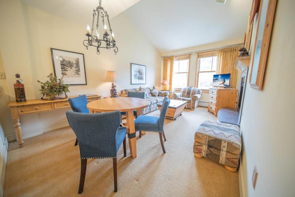 uma sala de estar com uma mesa e cadeiras azuis em Silver Mill 8154 em Keystone