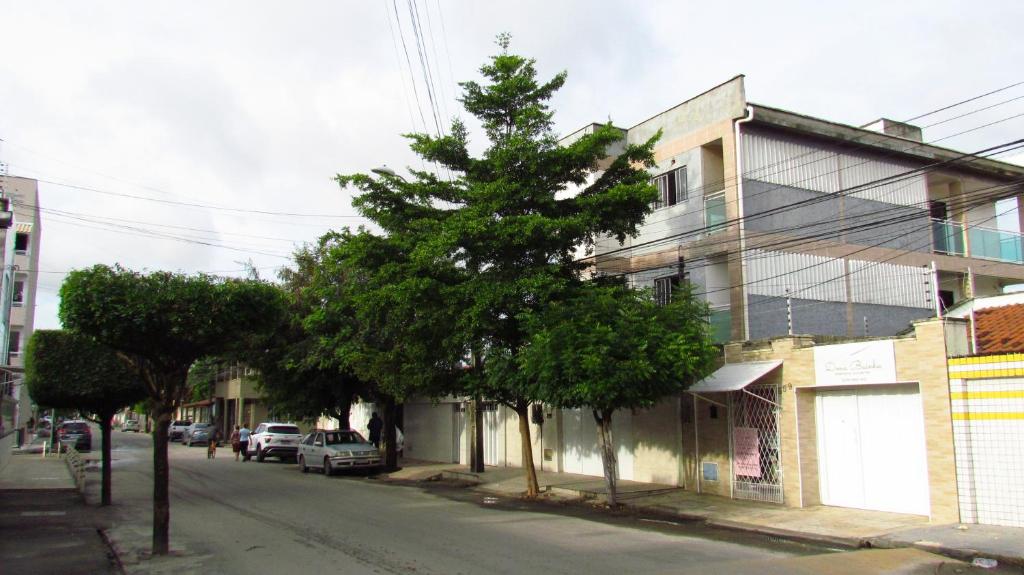 uma árvore ao lado de uma rua ao lado de um edifício em Flat Santa Maria em Fortaleza