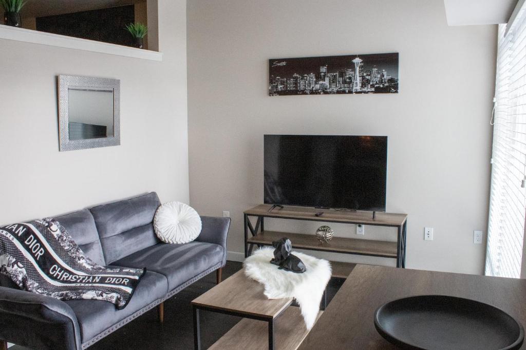 een woonkamer met een bank en een tv bij Chic Queen Anne Retreat in Seattle