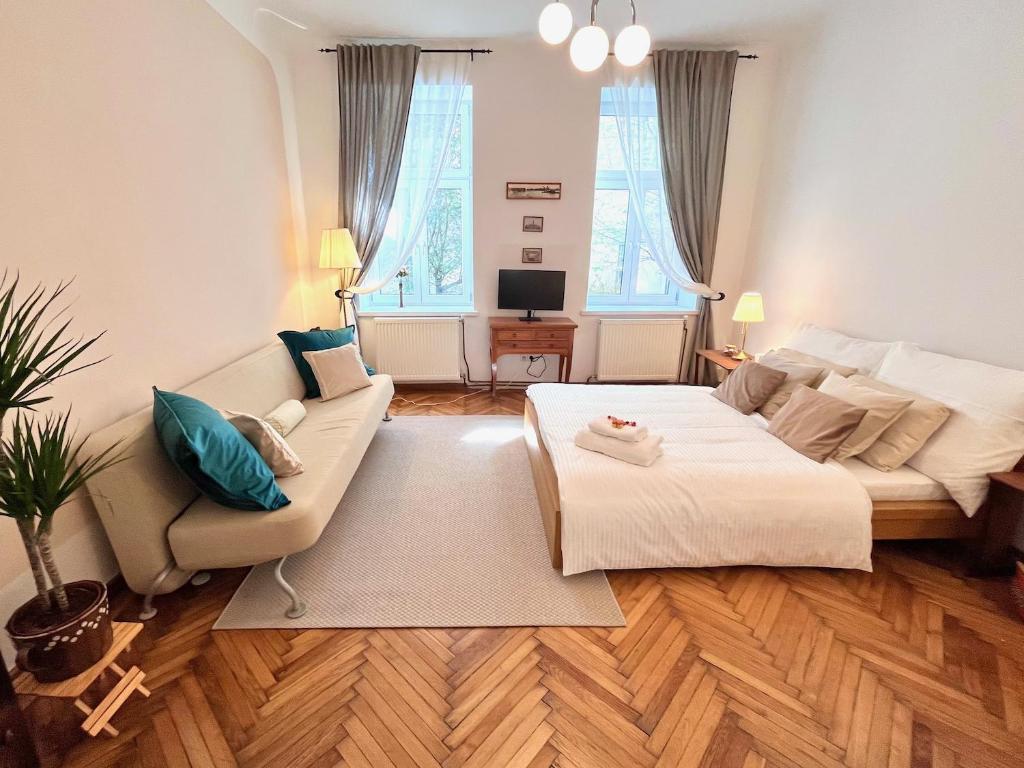 ein Wohnzimmer mit einem großen Bett und einem Sofa in der Unterkunft Magic Vienna right next to the Prater! in Wien
