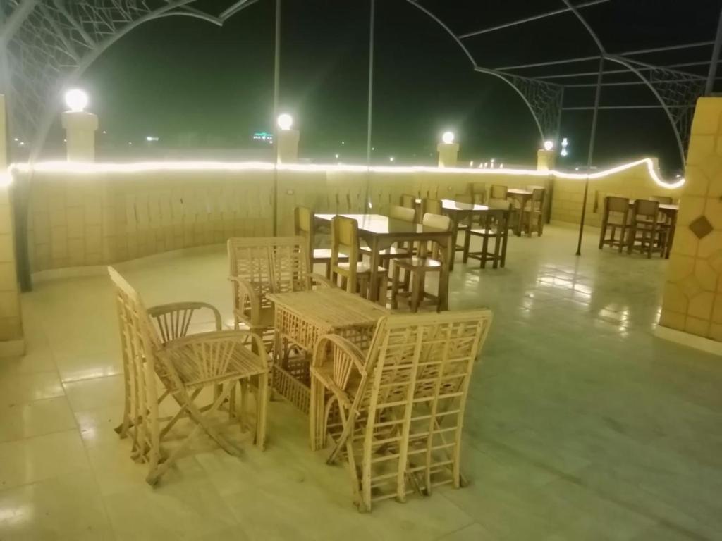 een leeg restaurant met tafels, stoelen en verlichting bij Addas Home in Siwa