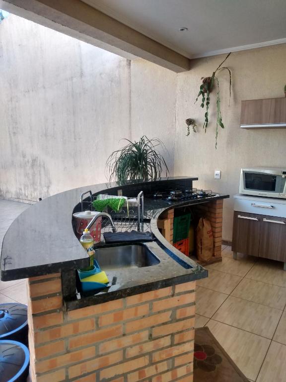 Kuchyň nebo kuchyňský kout v ubytování Edicula com um quarto banheiro e piscina e lazer