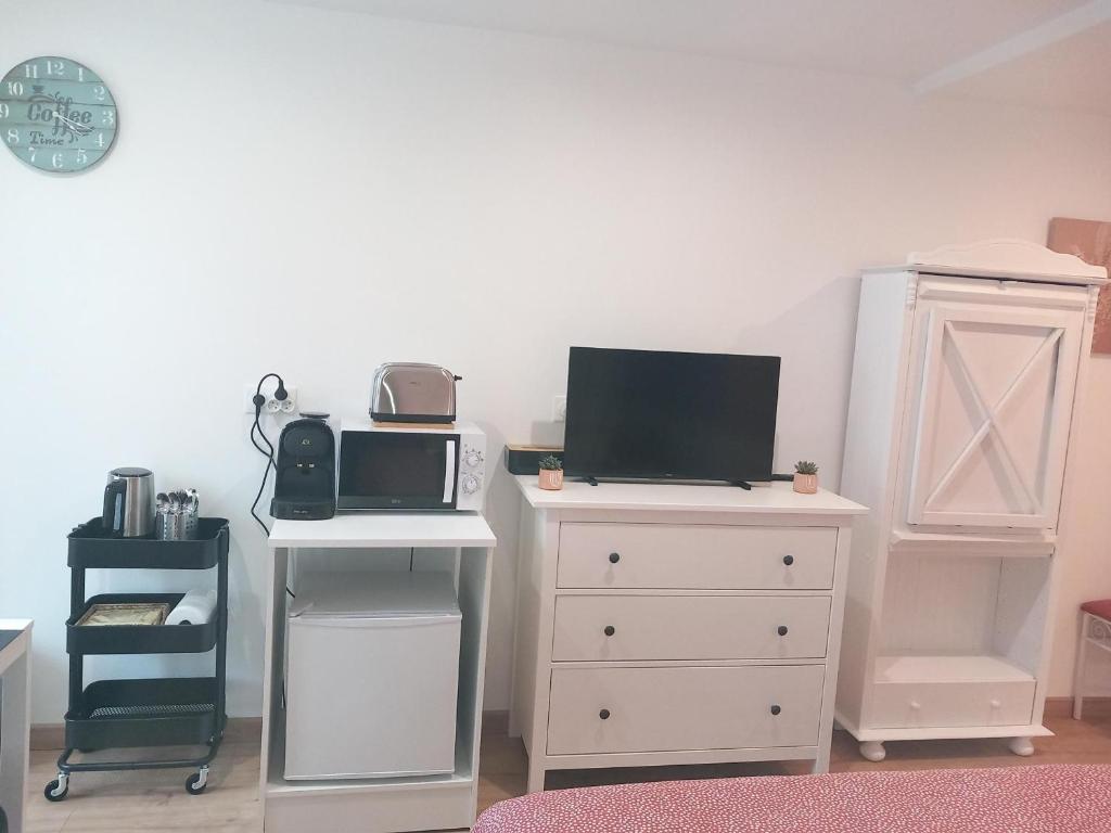 Televízia a/alebo spoločenská miestnosť v ubytovaní Chambre d'hôtes paisible entre Nancy et Metz, proche TGV et aéroport, commerces à 6 km - FR-1-584-197