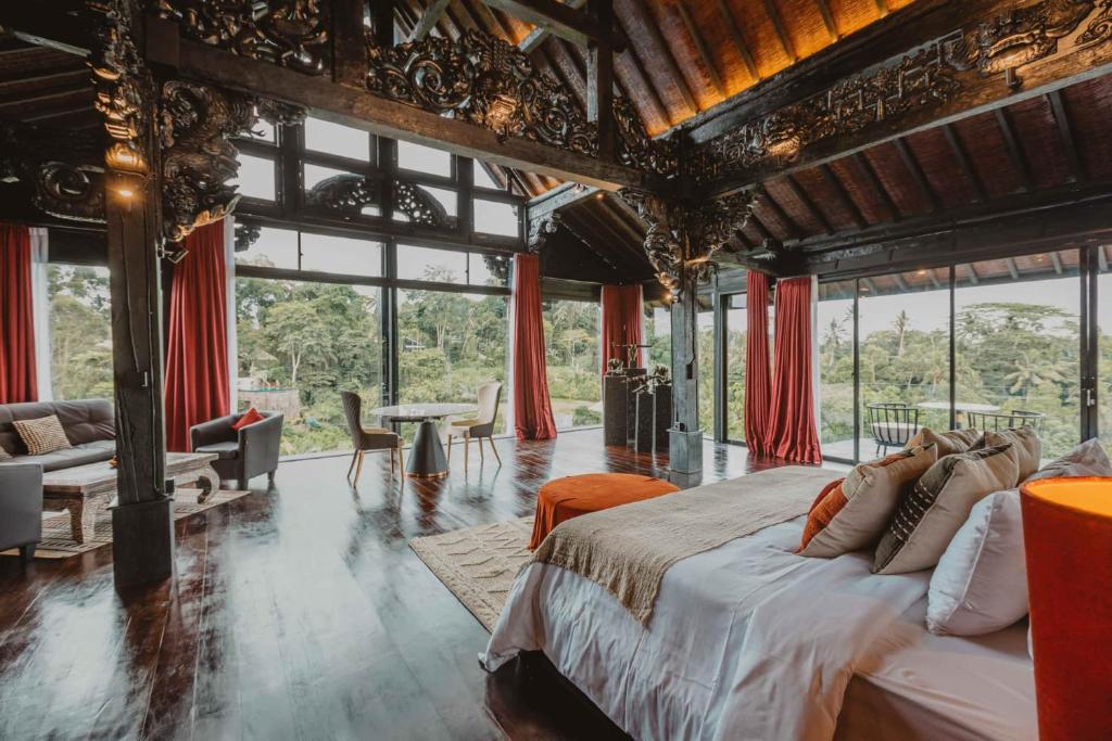 TOP 10 Mejores Hoteles de Lujo en Ubud, Bali 451501378