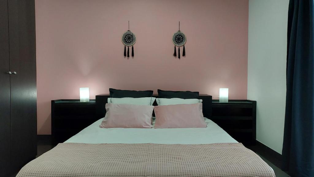 1 dormitorio con 1 cama con 2 luces en la pared en Retiro das Camélias en Lajes das Flores