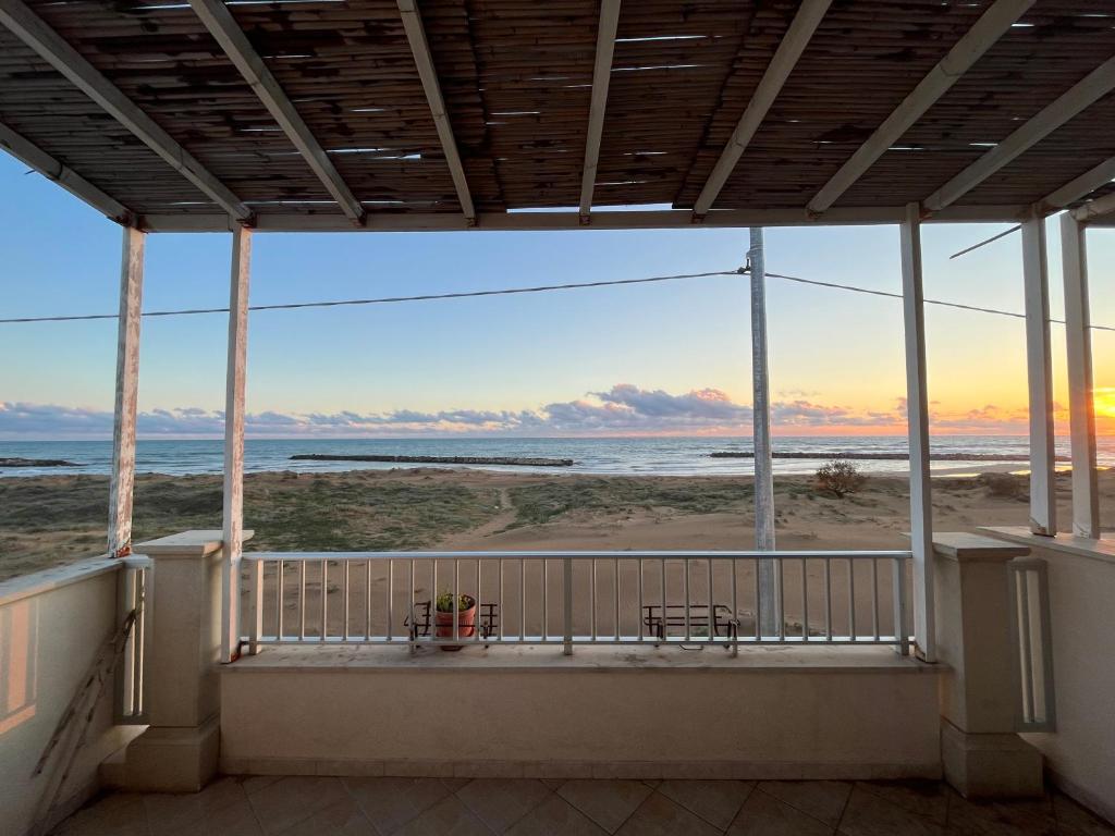 - une vue sur la plage depuis le balcon d'une maison dans l'établissement Veranda sul mare di Donnalucata, à Donnalucata