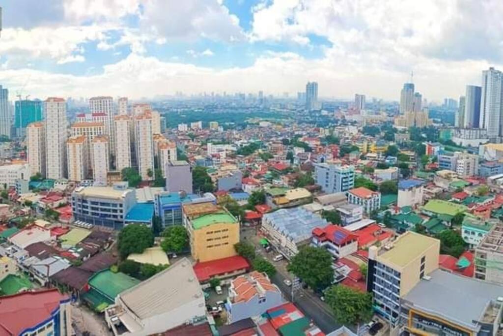 een luchtzicht op een stad met hoge gebouwen bij Studio type Loft bed near Ortigas in Manilla