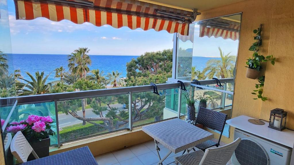 balkon z krzesłami i widokiem na ocean w obiekcie CANNES Front de Mer - Appartement 3 STAR w Cannes