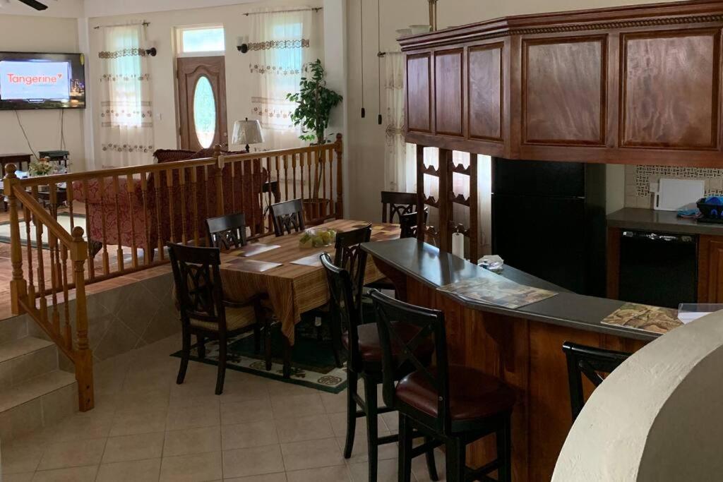 ein Esszimmer mit einem Tisch und einigen Stühlen in der Unterkunft The Seclusive Mansion in Roseau