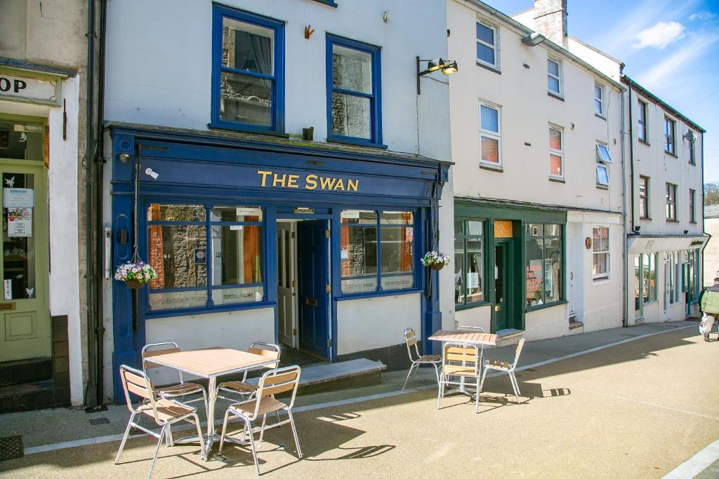a restaurant with tables and chairs in front of a building at The Swan in Shepton Mallet