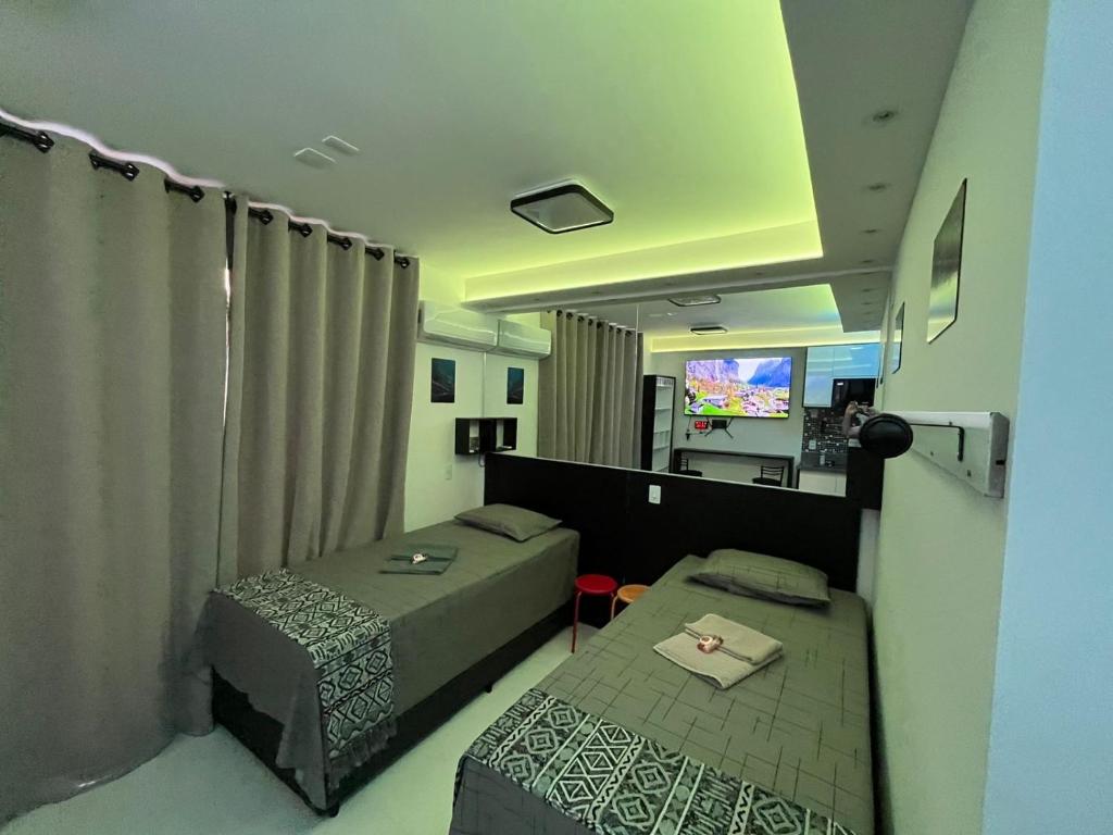 聖保羅的住宿－Oy Frei Caneca ap1502，小房间设有两张床和电视