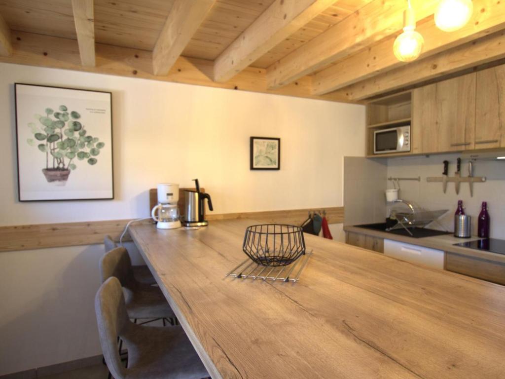 Kuchyňa alebo kuchynka v ubytovaní Gîte chaleureux avec terrasse, pêche, randonnées et équipements modernes au cœur du Haut Forez - FR-1-496-285