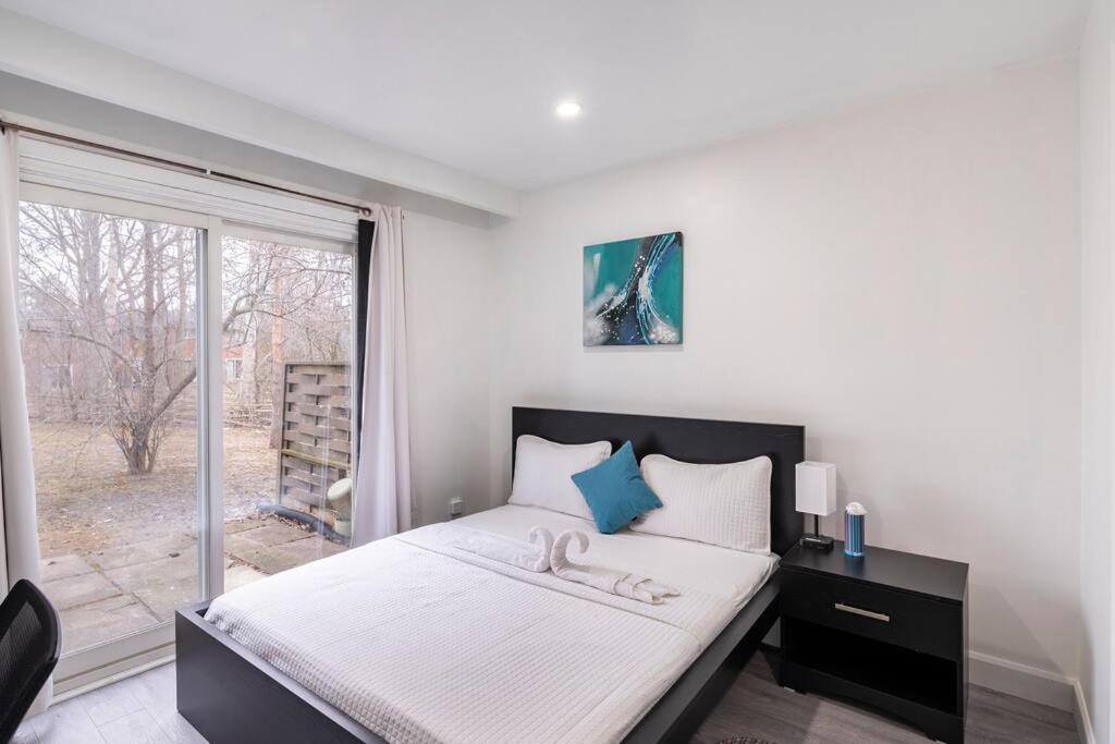 Säng eller sängar i ett rum på Harmony Home Near University of Waterloo