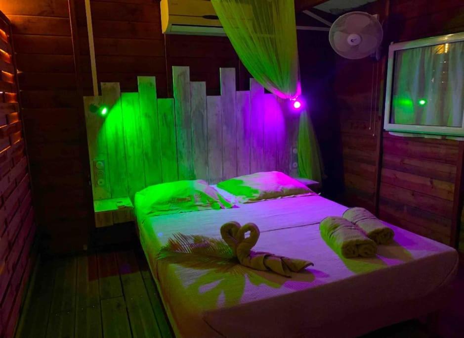 Postel nebo postele na pokoji v ubytování Bungalow Ti Kako