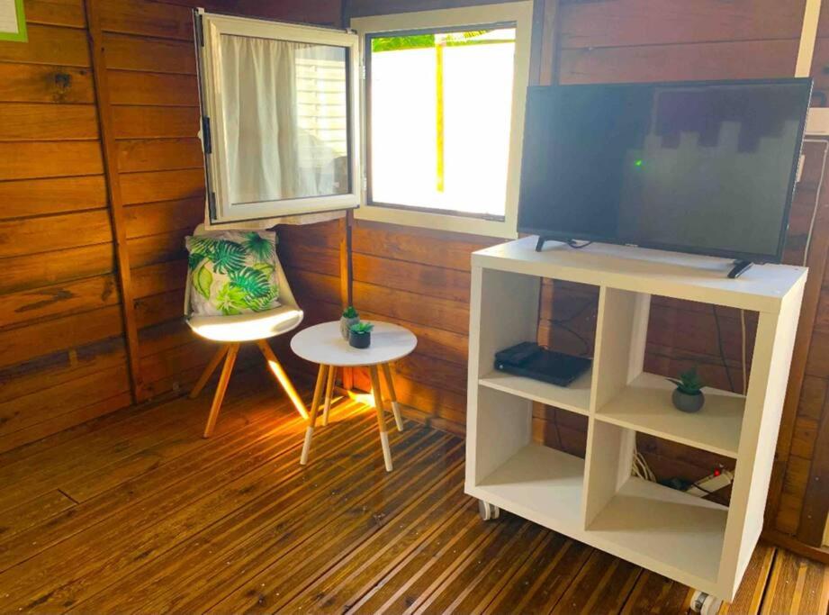 TV a/nebo společenská místnost v ubytování Bungalow Ti Kako