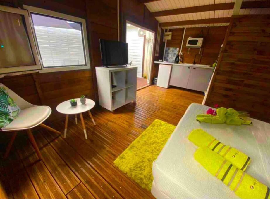 TV a/nebo společenská místnost v ubytování Bungalow Ti Kako