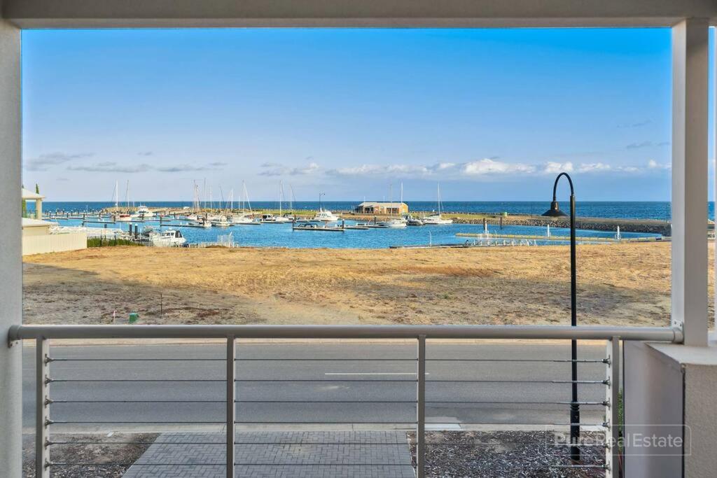 - une vue sur un port de plaisance avec des bateaux dans l'eau dans l'établissement Beachfront Sunny Dais, à Port Vincent