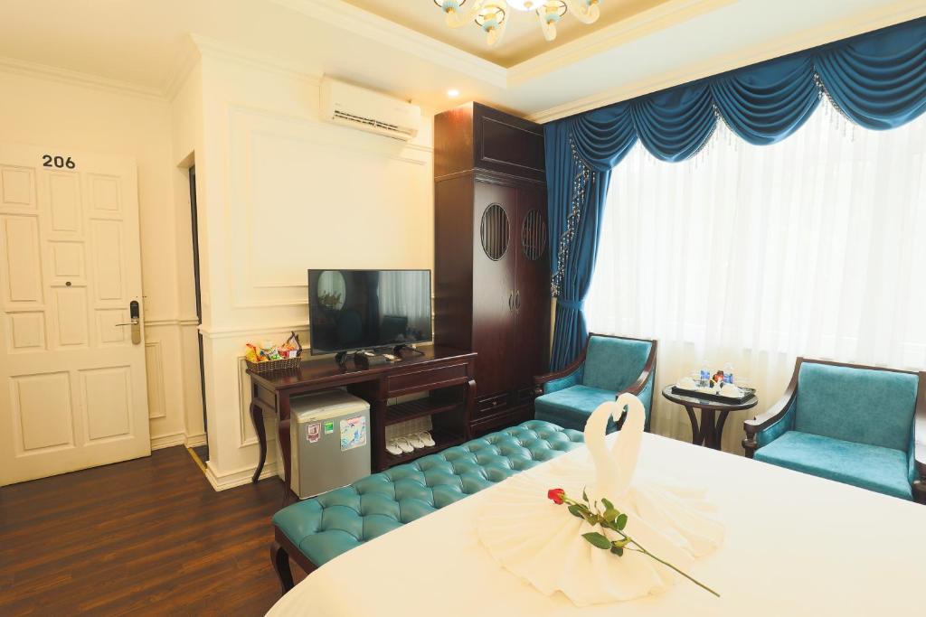 TV a/nebo společenská místnost v ubytování Hoàng Gia Xa La Boutique Hotel