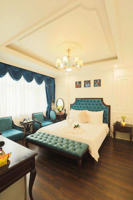 Postel nebo postele na pokoji v ubytování Hoàng Gia Xa La Boutique Hotel
