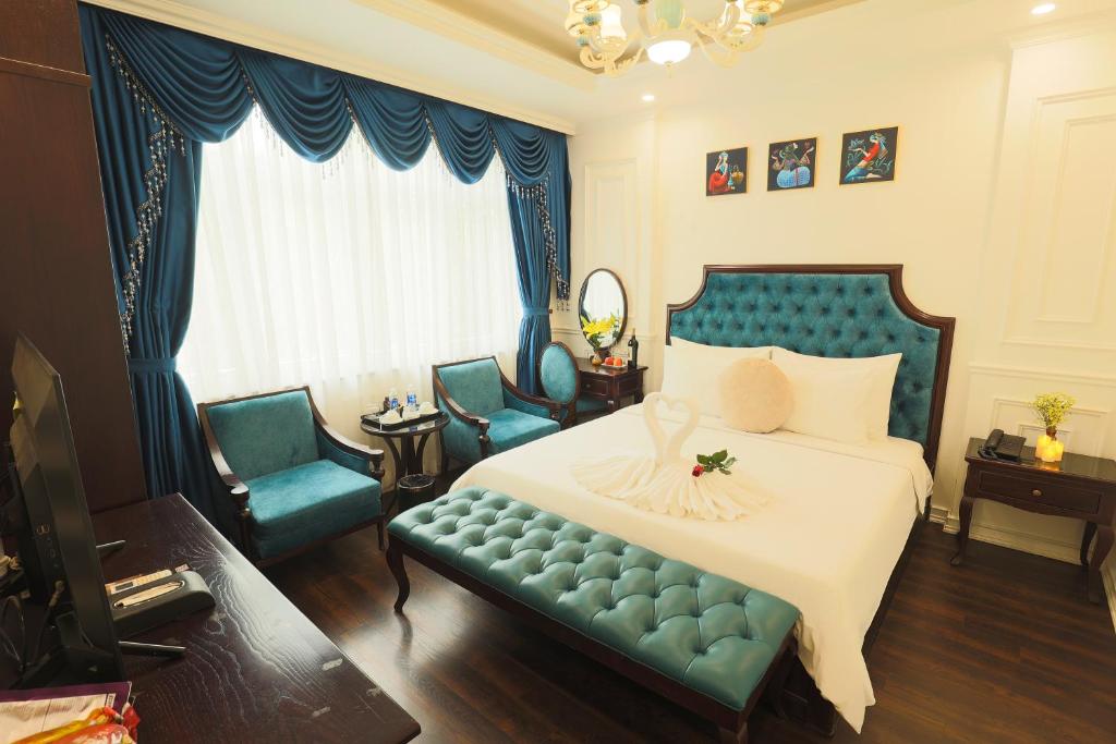 Postel nebo postele na pokoji v ubytování Hoàng Gia Xa La Boutique Hotel