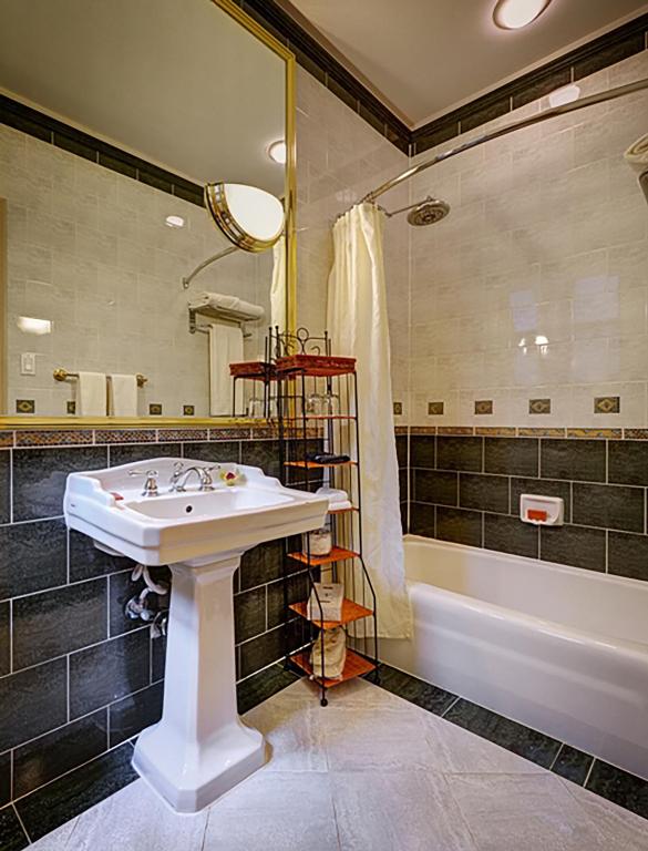 Koupelna v ubytování Casablanca Hotel by Library Hotel Collection