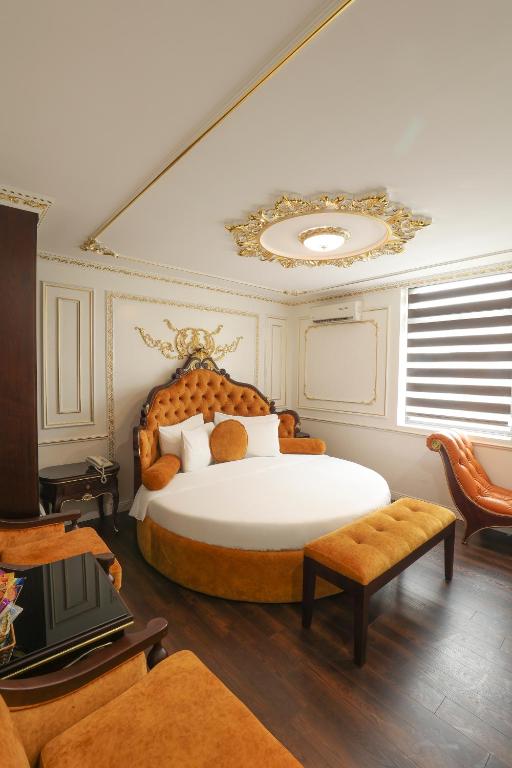 Postel nebo postele na pokoji v ubytování Hoàng Gia Xa La Boutique Hotel