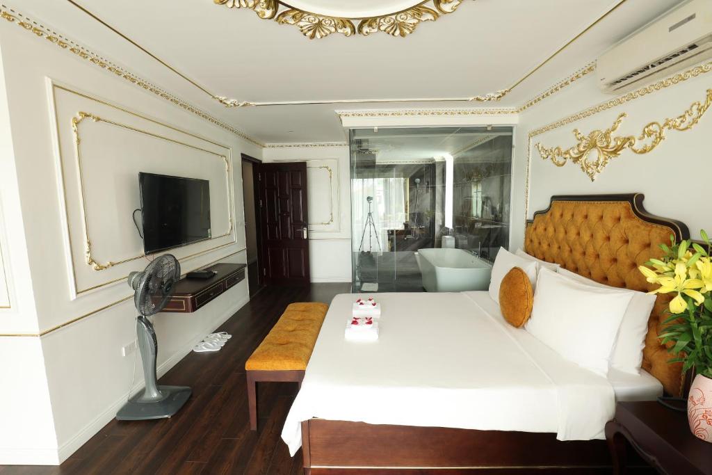 TV a/nebo společenská místnost v ubytování Hoàng Gia Xa La Boutique Hotel