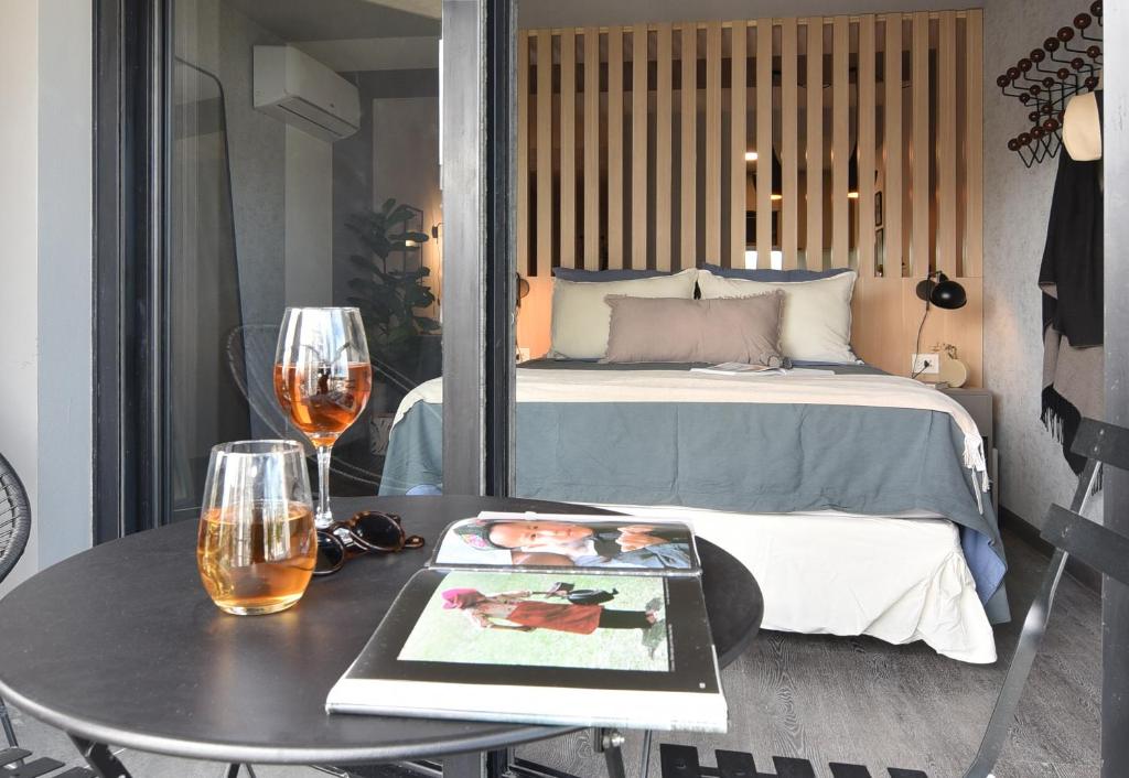 1 dormitorio con 1 cama y 1 mesa con copas de vino en Moderno apartamento en Punta Carretas, en Montevideo